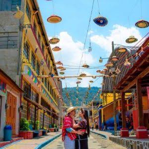 Calle turística con adornos colgantes de colores